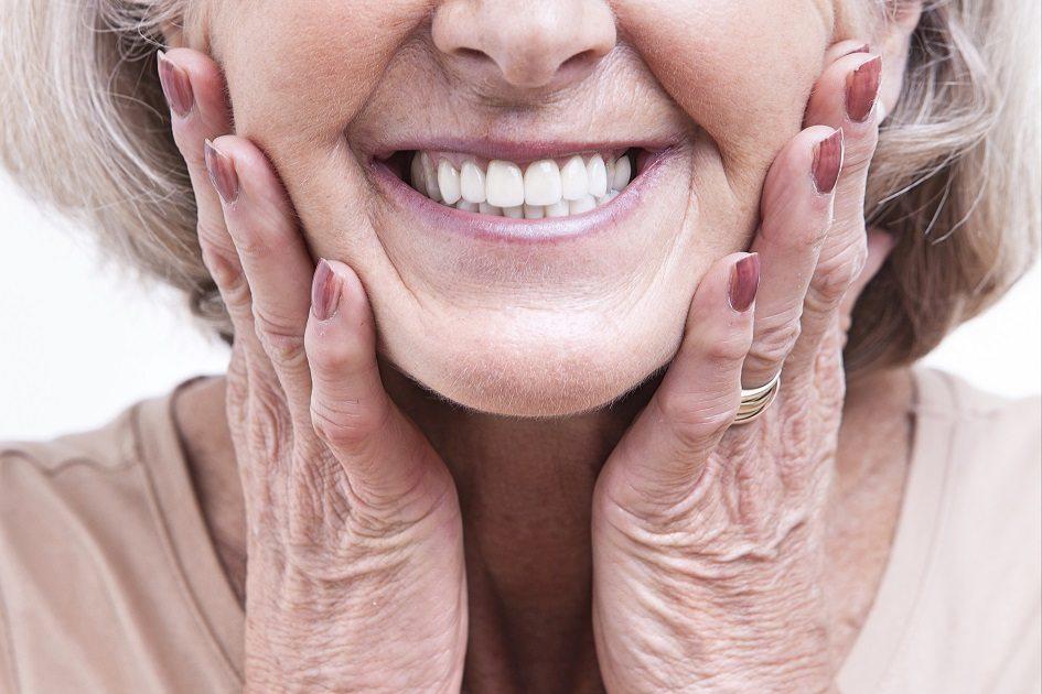 Sabia que existem técnicas mais avançadas para manter o sorriso bonito e saudável? Entenda por que dentadura é coisa do passado!