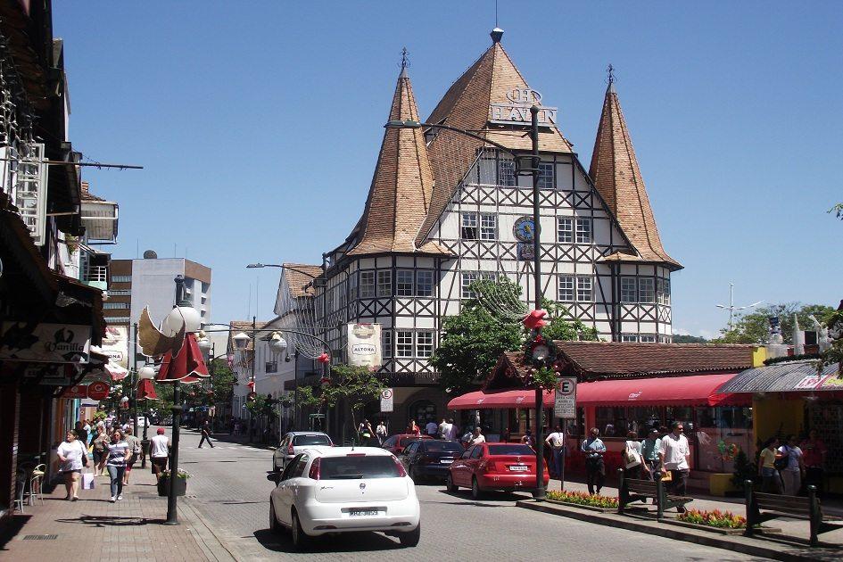 Blumenau é uma cidade fundada por imigrantes alemães que chegaram ao Brasil. Preservando costumes e culturas, a cidade encontra o antigo e o moderno.