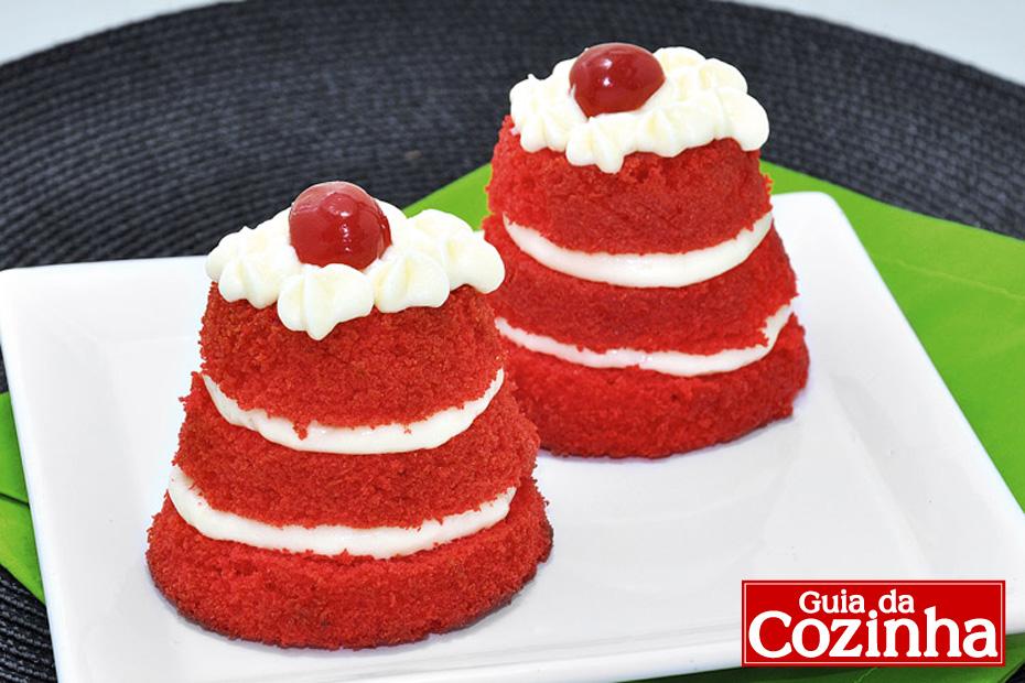 Aprenda a fazer esse bolo vermelho que é delicioso e está super na moda. O Cupcake pelado red velvet, além de delicioso é uma ótima opção de sobremesa!