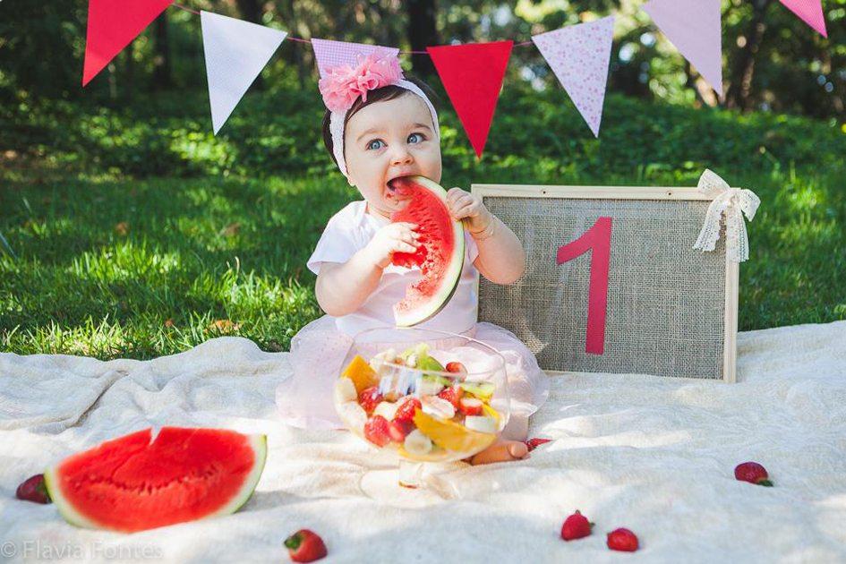 Uma nova tendência de ensaios fotográficos tem ganhado o coração dos papais. O Smash the Fruit registra bebês comendo uma fruta pela primeira vez