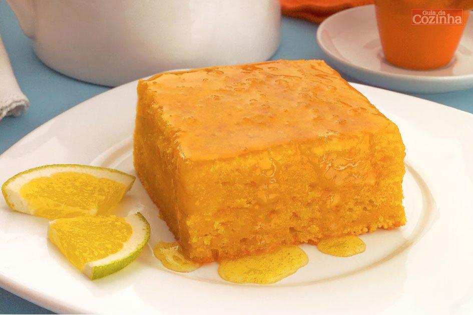 Não sabe o que fazer para a sobremesa? Prepare um delicioso bolo de cenoura e laranja com calda! Tenha os sabores clássicos em uma delícia fácil de fazer!