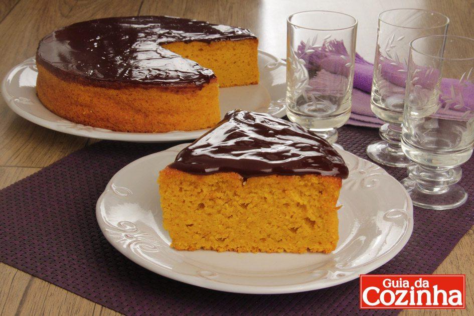Este bolo de cenoura fofinho integral tem uma massa que derrete na boca e uma calda irresistível! Ideal para um lanche da tarde acompanhado de um cafezinho!