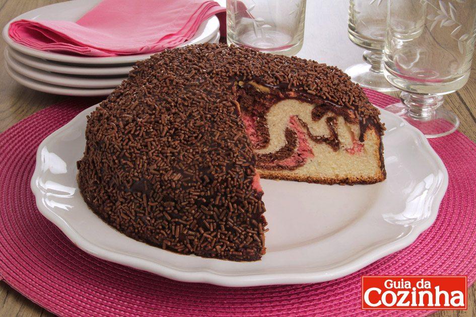 Aprenda como fazer esta receita linda de bolo mesclado napolitano decorado com chocolate granulado! A massa fica fofinha e a calda muito cremosa!