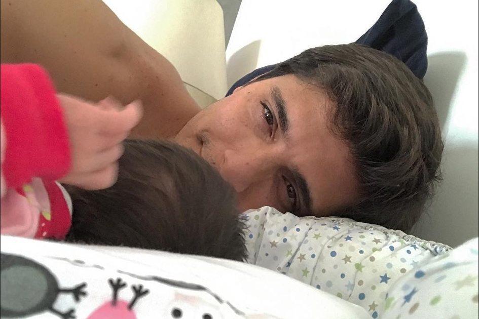O ator Bruno Gissoni publicou uma foto da filha no Instagram. Ele manteve o rosto da pequena Madalena, que nasceu há dois meses, em segredo até então