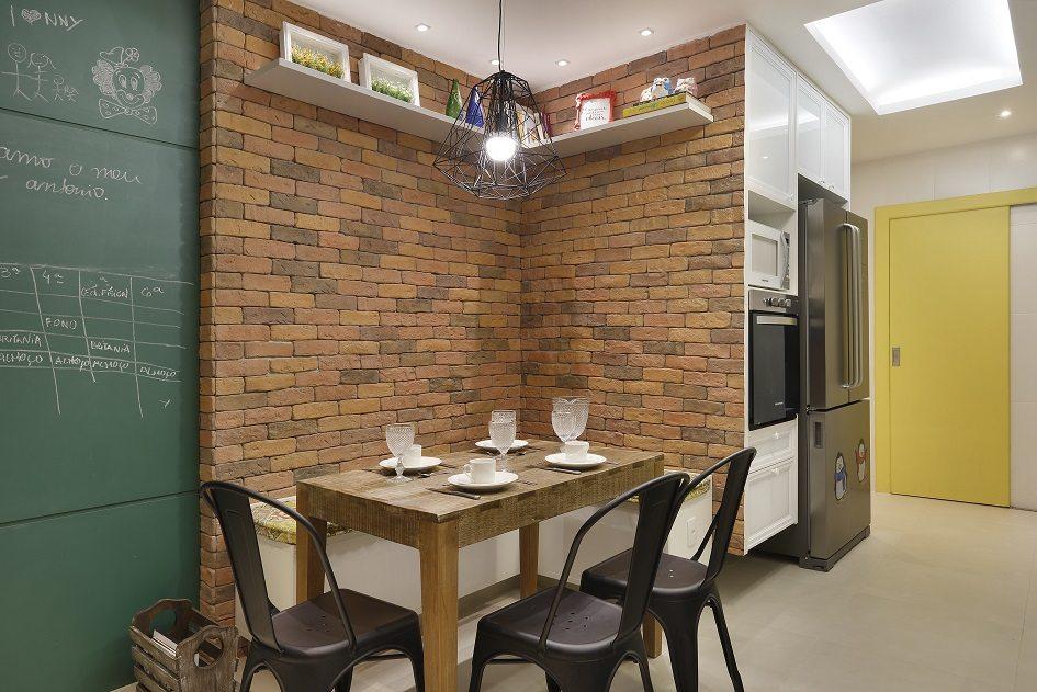 Cozinha pequena: a parede de tijolo escuro deu um charme especial ao ambiente 