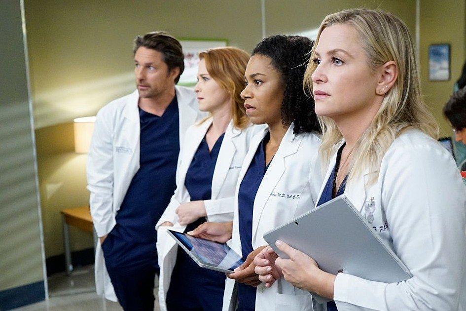A série Grey's Anatomy está sempre surpreendendo! Na 14ª temporada, uma personagem deixa o seriado e duas pessoas novas entram. Descubra quem são: