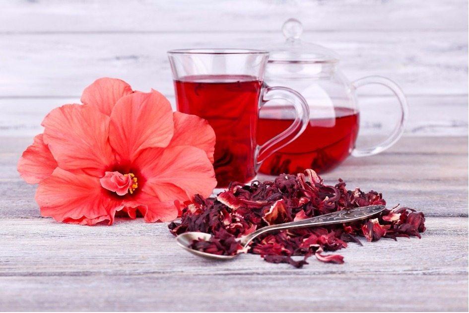 A bebida poderosa de hibisco tem o poder diurético que vai te fazer secar rapidinho! Invista no chá da flor e emagreça com saúde