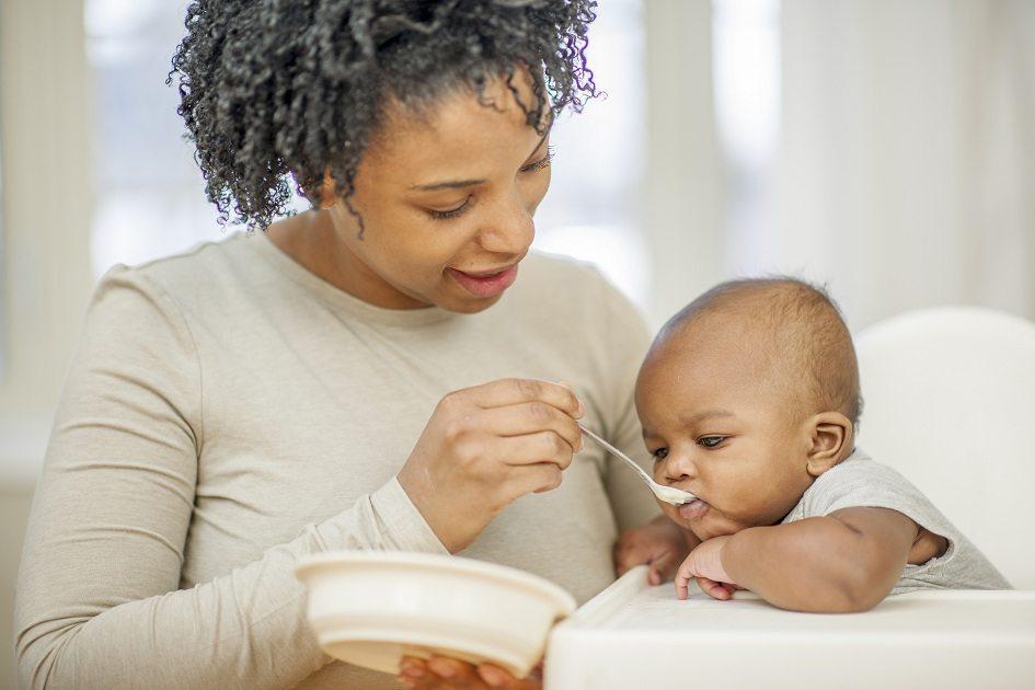 Introduzir alimentos ao bebê: saiba como tornar o processo menos traumático 