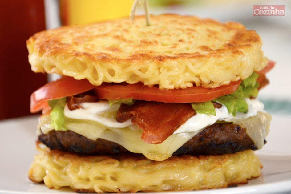 Confira esta receita de miojobúrguer, que além de ficar uma delícia, é uma opção diferente de lanche para fazer e comemorar o dia do hambúrguer!