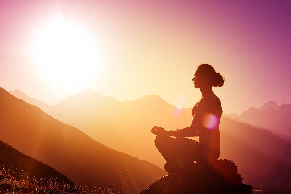 A meditação traz diversas vantagens para sua saúde, tanto mental quanto física, e a posição dos dedos, ou mudras, na prática influencia no seu bem-estar