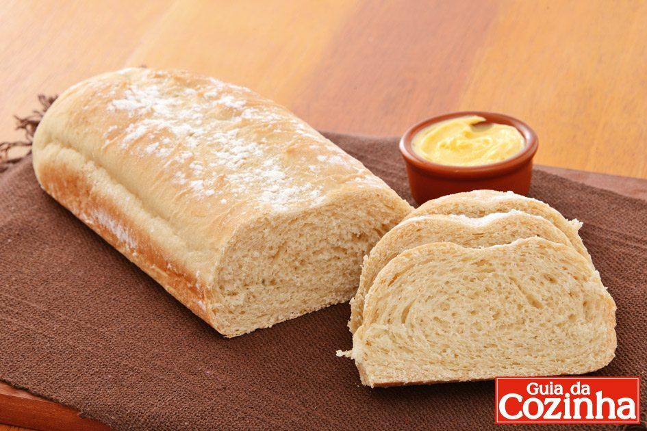 Confira esta receita de pão de forma caseiro, que além de ficar extremamente fofinho, é uma opção muito fácil para fazer para toda a família em casa!