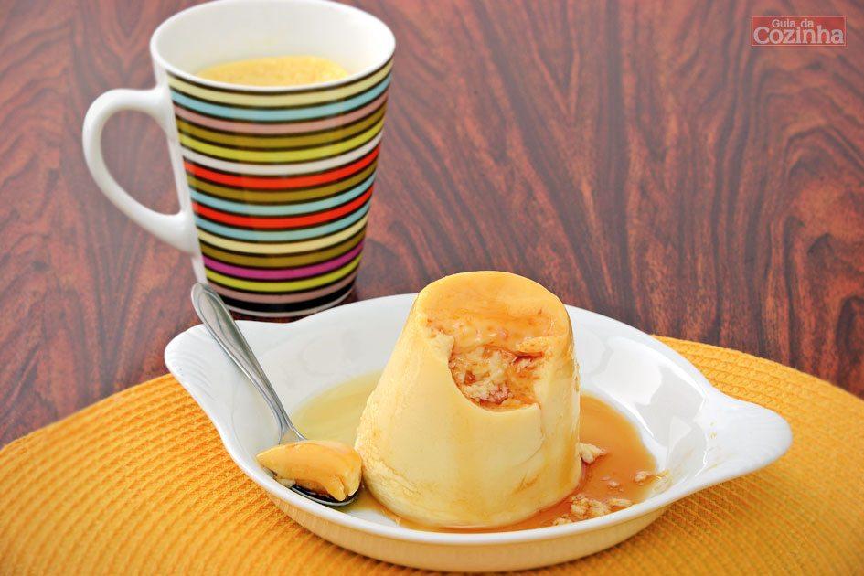 Confira esta receita de pudim de caneca no micro-ondas, que fica pronto rapidinho e é uma delícia para a hora da sobremesa!