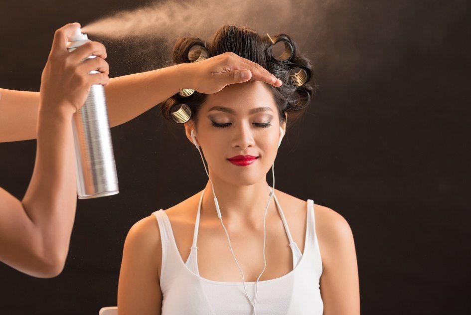 5 utilidades do spray de cabelo: saiba como usar e facilite seu dia a dia 