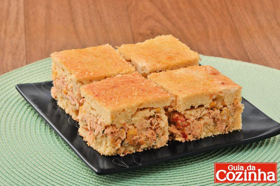 Confira esta receita de torta de frango e milho cremosa de liquidificador, que além de ficar uma delícia, é uma opção prática para o lanche ou jantar!