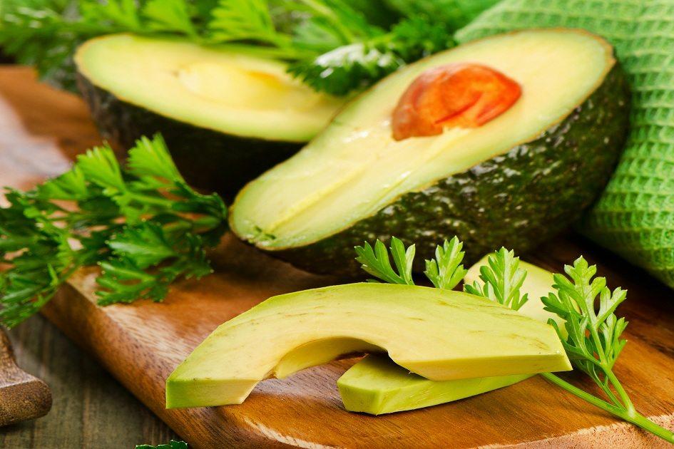 Como abaixar o colesterol: abacate previne doenças cardiovasculares 