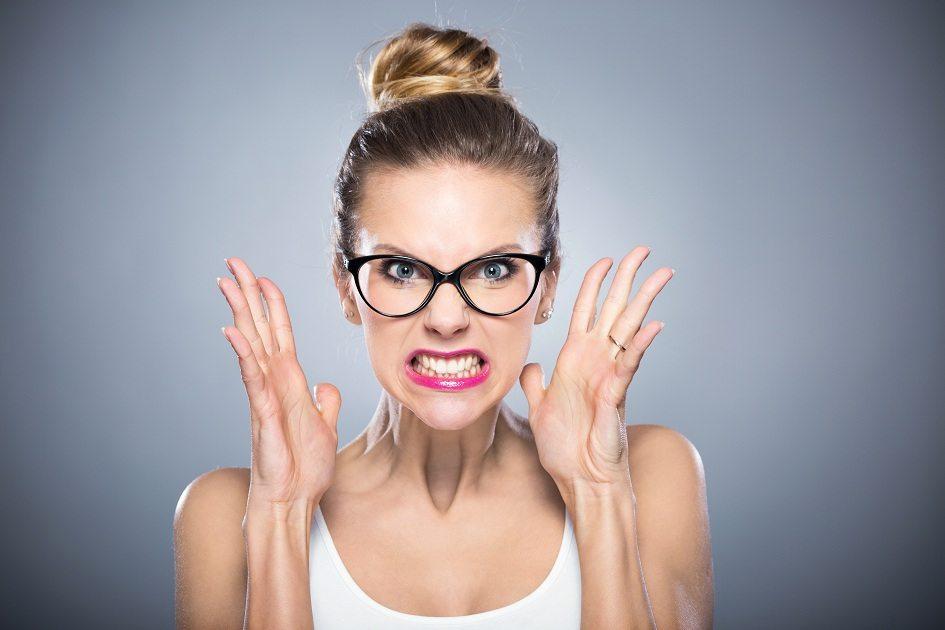 Influência do estresse na saúde bucal: bruxismo, cáries e aftas podem derivar de suas emoções! 