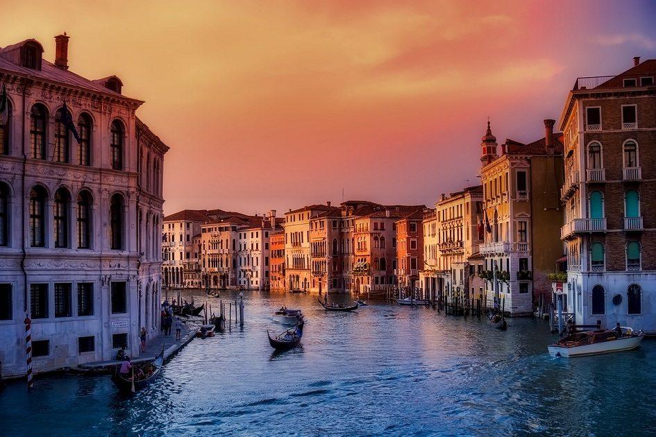 Veneza, a Sereníssima, a cidade sob as águas, capital do Vêneto. Você irá se encantar com um dos principais destinos do turismo europeu. Saiba mais.