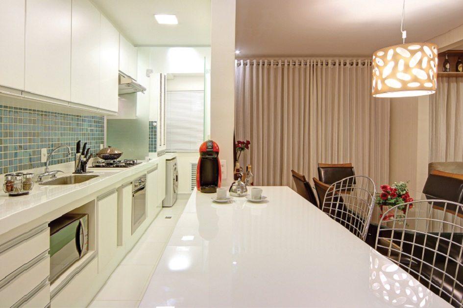 Os ambientes unidos garantiram ainda mais praticidade e funcionalidade neste apartamento projetado pela arquiteta Bruna Spagnol