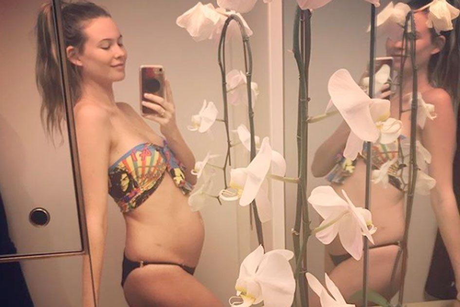 Adam Levine e Behati Prinsloo serão papais novamente! A modelo postou uma foto no Instagram com um barrigão de grávida para anunciar a novidade