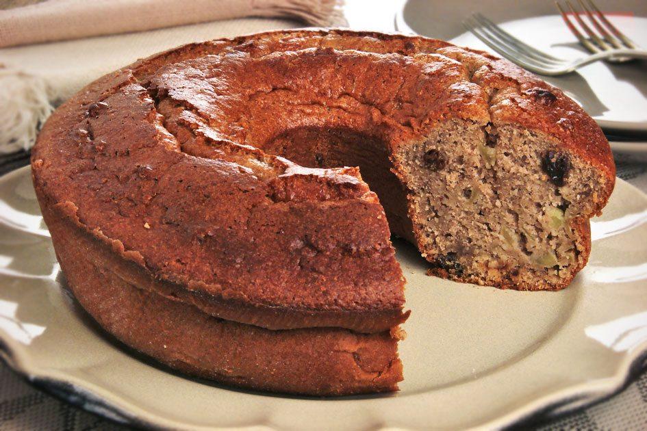 Para não deixar a vida fit e manter uma sobremesa gostosa no seu cardápio, faça este bolo de maçã com aveia! Fica divino!