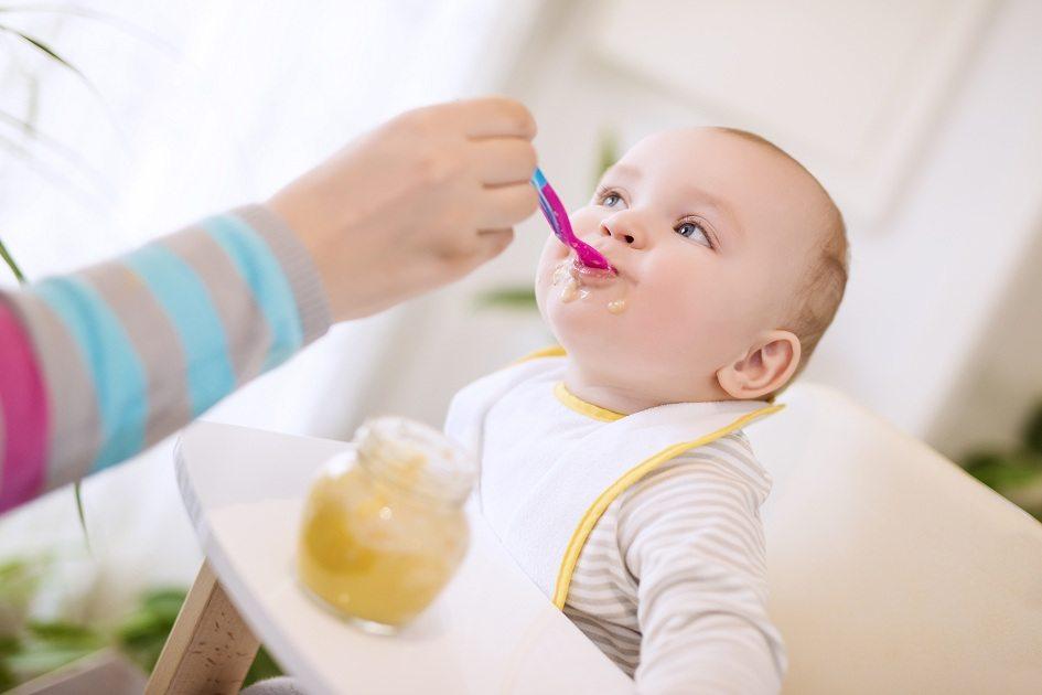Saiba quais alimentos causam cólica nos bebês – e como lidar com esse incômodo 