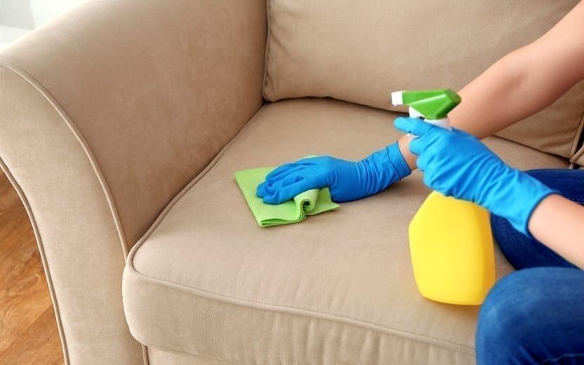 Aprenda a limpar o sofá de cada material com técnicas simples e baratas 