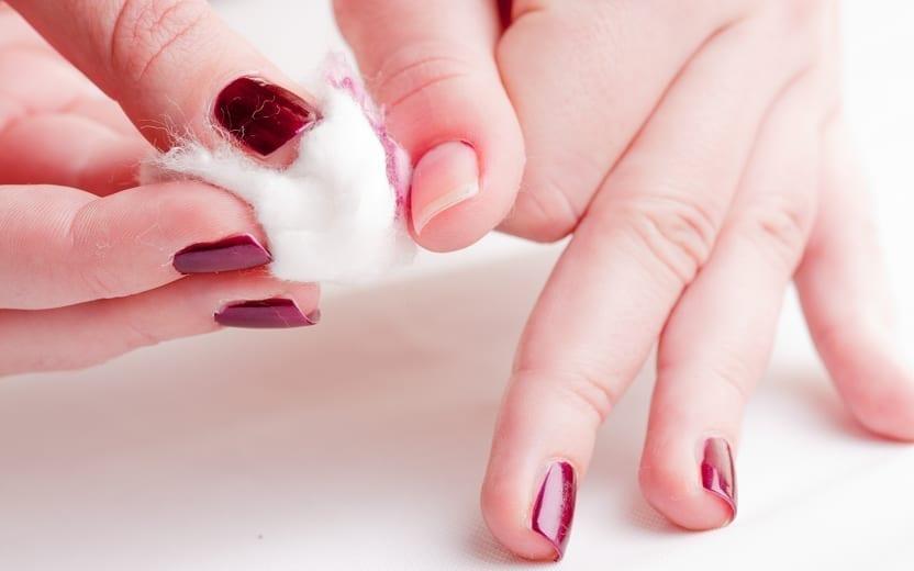 Você sabe como tirar esmalte com joias, adesivos e glitter sem danificar as unhas? Confira dicas e truques para remover completamente o produto