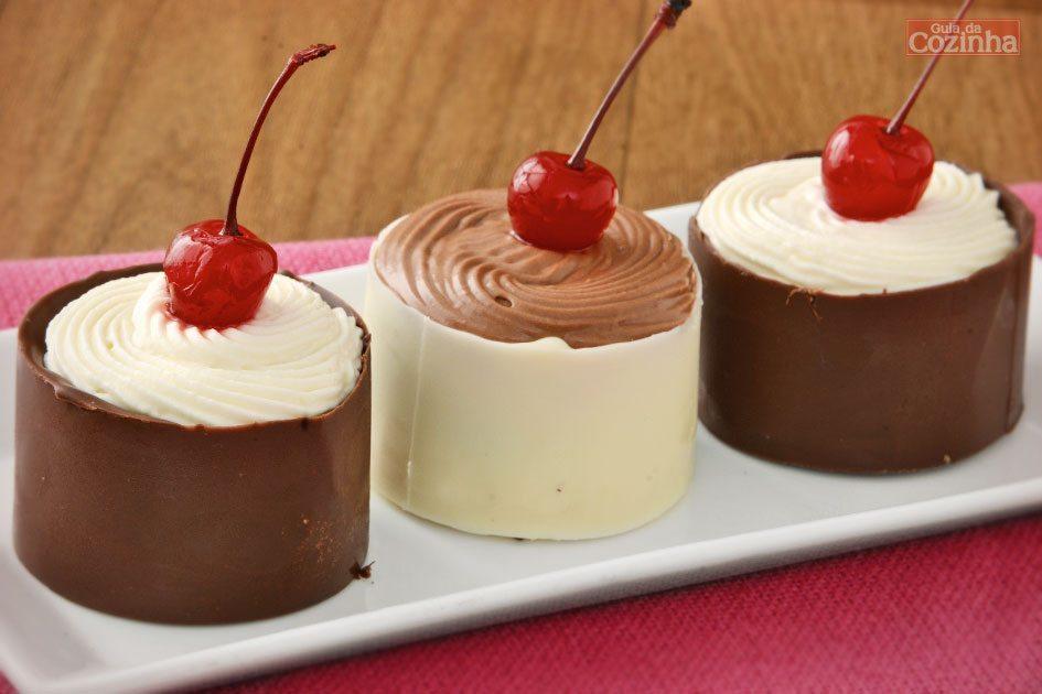 Experimente fazer em casa esta receita de copinhos de chocolate com mousses, que ficam lindos, marcam presença na mesa e ainda são irresistíveis!
