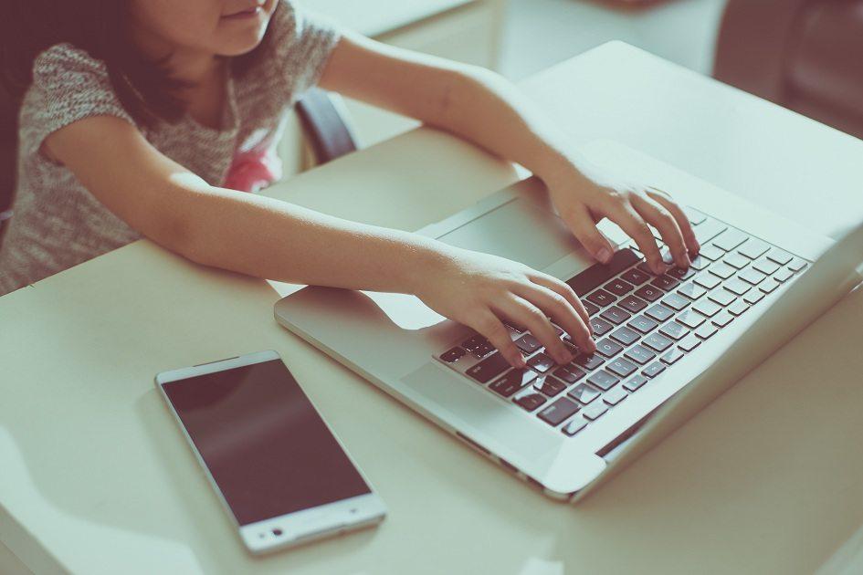 Estabelecer limites e estar sempre orientando e monitorando os filhos é essencial para a criança navegar na internet com segurança