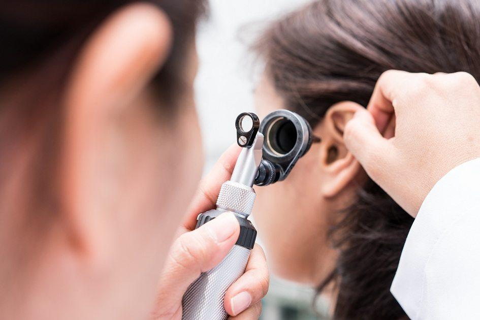 Você sabia que o excesso de cera no ouvido pode ter como uma das causas a oleosidade da pele? Entenda mais sobre essa relação a seguir!