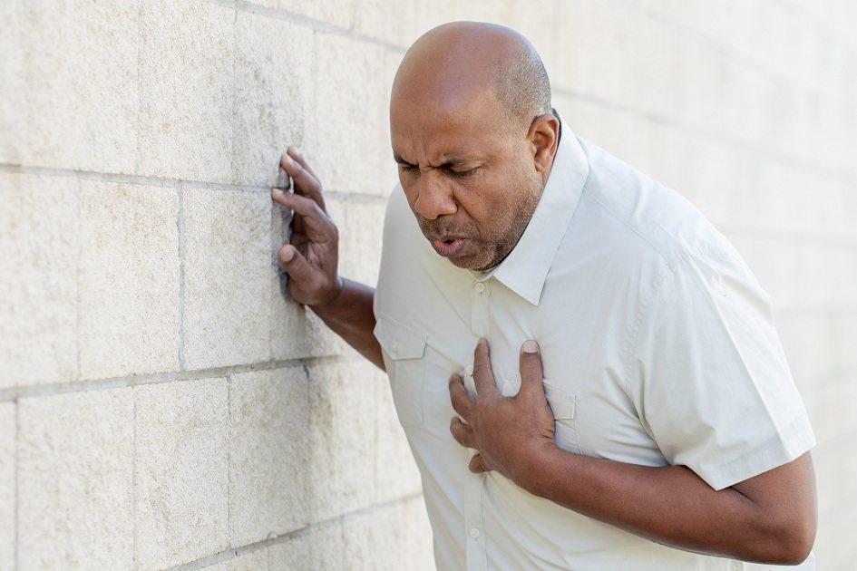 Os sintomas do infarto podem ser diferentes para cada pessoa, devido a fatores como a idade, sexo, ou a ocorrência de doenças cardiovasculares