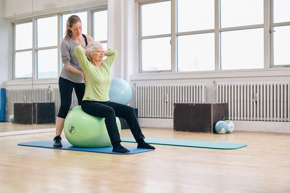 A prática de exercícios físicos na terceira idade é essencial para manter o bem-estar e a saúde em dia. Confira as vantagens do pilates na melhor idade