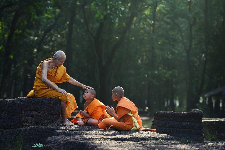 Quais são os comprometimentos que os monges budistas devem fazer? 