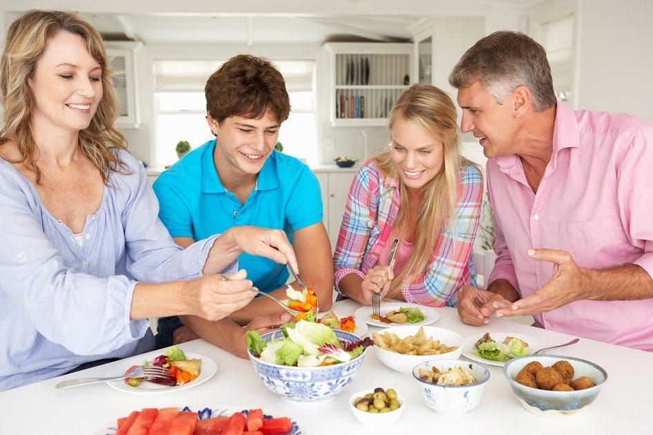 Saladas saborosas: confira receitas especiais para curtir com a família! 