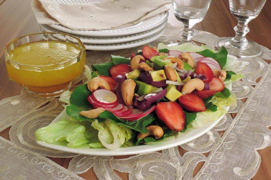 Saladas contra colesterol: aprenda a preparar 5 receitas deliciosas 