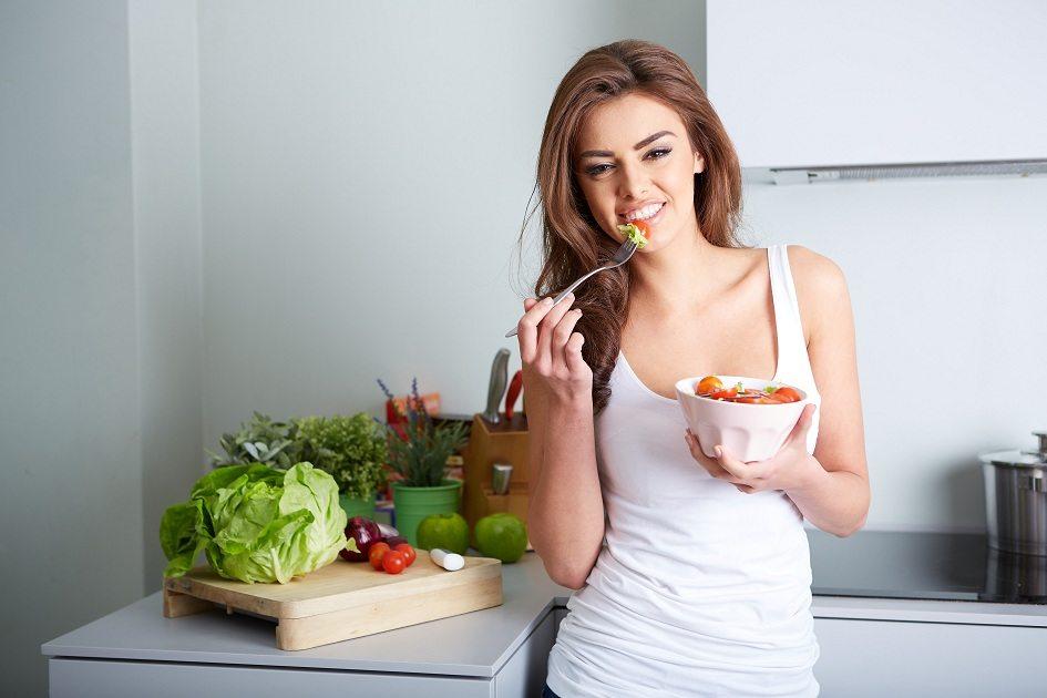 Para aproveitar as vantagens das saladas, o ideal é usar sempre um ou dois folhas, legumes, grãos e uma proteína. Veja saladas com frango desfiado!