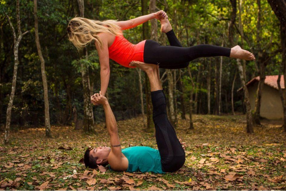 Acroyoga é uma prática que mistura elementos de yoga, acrobacia e artes de cura, que busca auxiliar no equilíbrio entre corpo e mente!