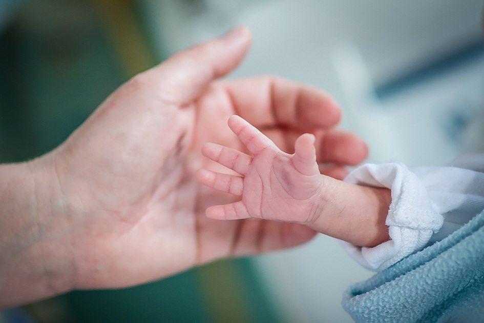 Bebês prematuros podem deixar os pais inseguros: enfermeira ensina cuidados específicos para esse período 