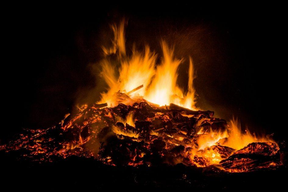 O fogo é um elemento que pode ser utilizado em diversas simpatias. Separamos uma lista de rituais que usam as chamas para ajudar nas amizades.