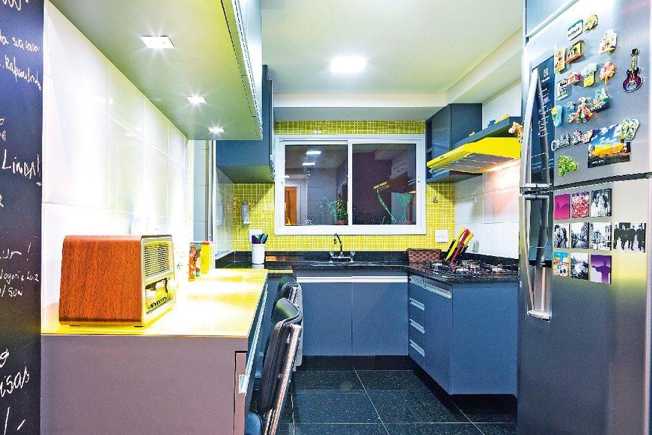 A estrela da casa: cores vibrantes e decoração contemporânea são os destaques desta cozinha 