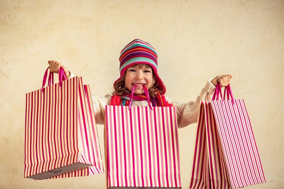 Não é só os adultos que estão suscetíveis a maus hábitos nas compras, as crianças também podem se tornar consumistas desenfreadas.