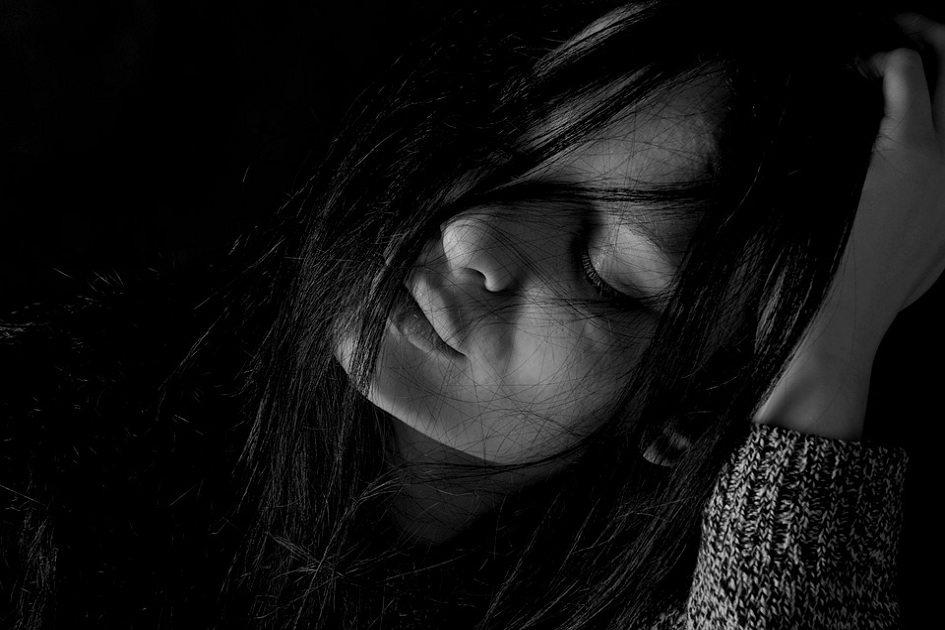 A psicóloga Lizandra Arita aponta um dos quadros que podem desencadear o quadro de depressão: a mulher precisa se libertar do ideal de perfeição.