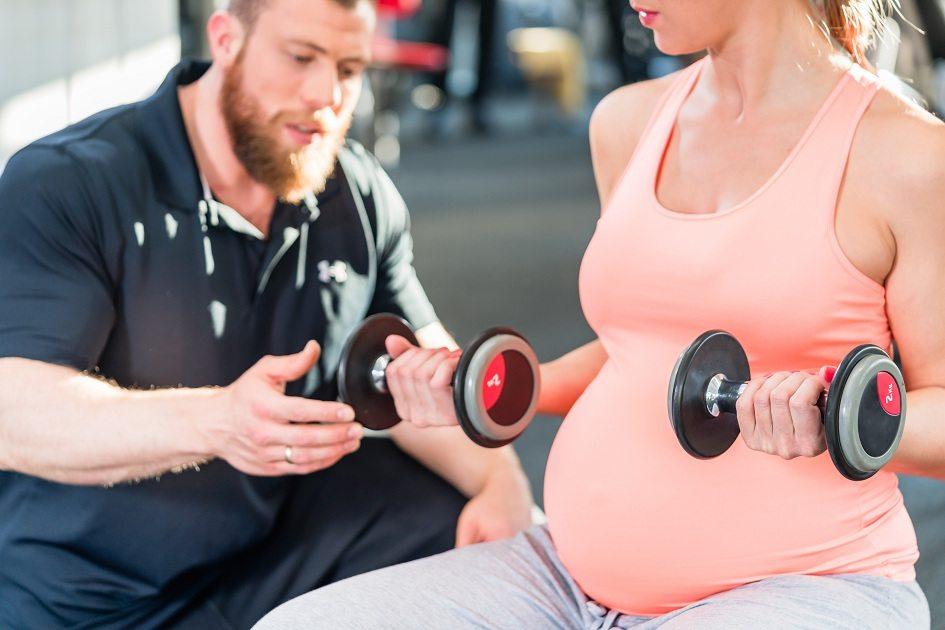 Algumas famosas incitam debates por fazerem exercícios físicos na gravidez. Pode ou não pode? Especialistas desmistificam o assunto!