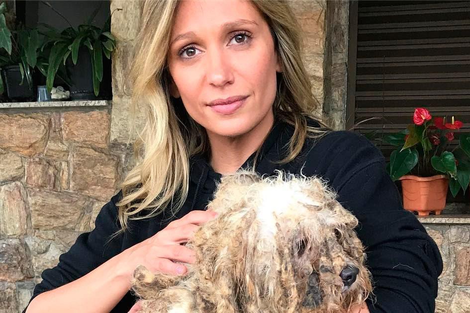 Luisa Mell, em uma operação com a Polícia Civil. o Centro de Zoonoses e Vigilância Sanitária resgatou 135 cães que sofriam maus-tratos