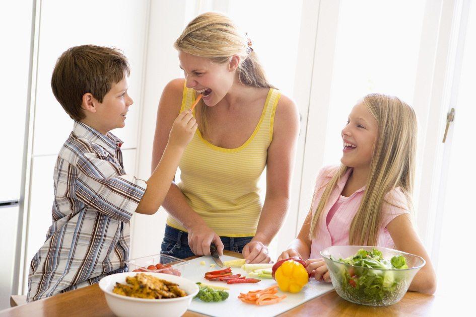 Que tal fazer diferente no próximo dia das crianças e ir para a cozinha com os pequenos? Confira uma seleção de receitas nutritivas para os pequenos
