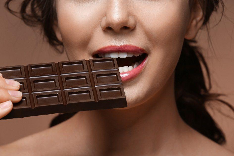 Delicioso para o paladar, o chocolate pode ter um papel significativo na manutenção da beleza da pele. Confira também 13 benefícios da chocolaterapia!