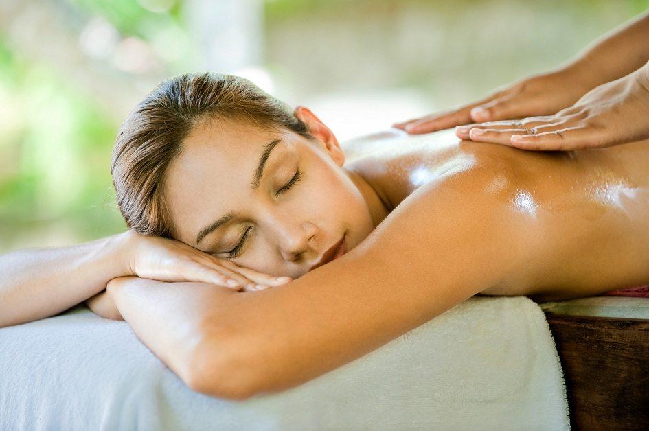 Benefícios da drenagem linfática: conheça mais sobre a massagem que melhora celulite 