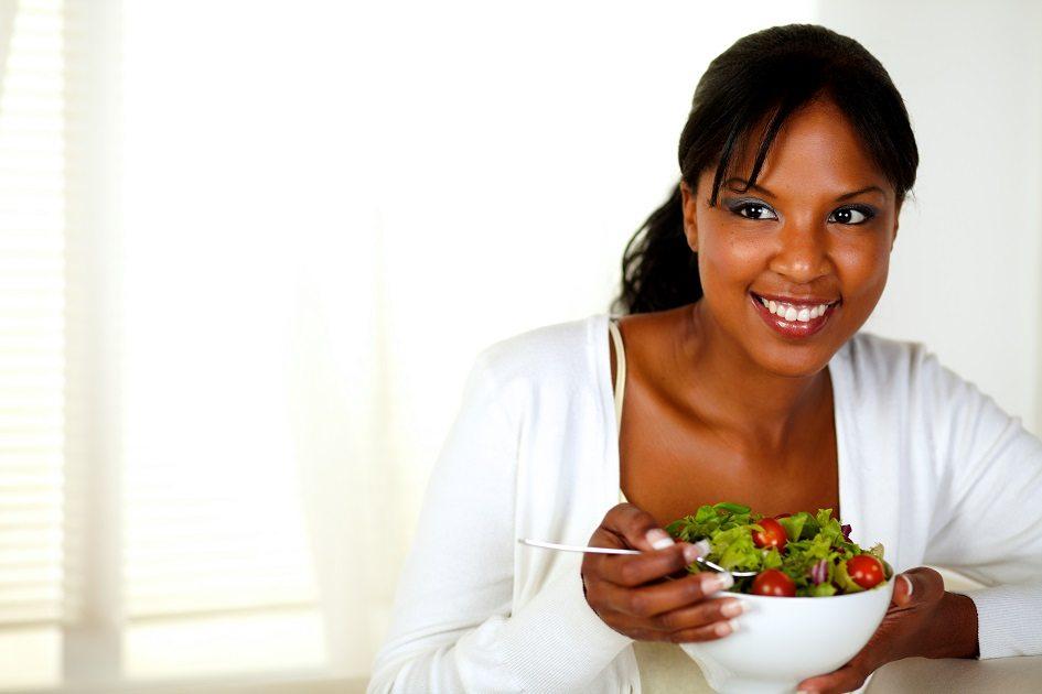 As saladas cruas podem ser feitas com ingredientes variados e são muito práticas. Além disso, têm poucas calorias e são ricas em nutrientes!