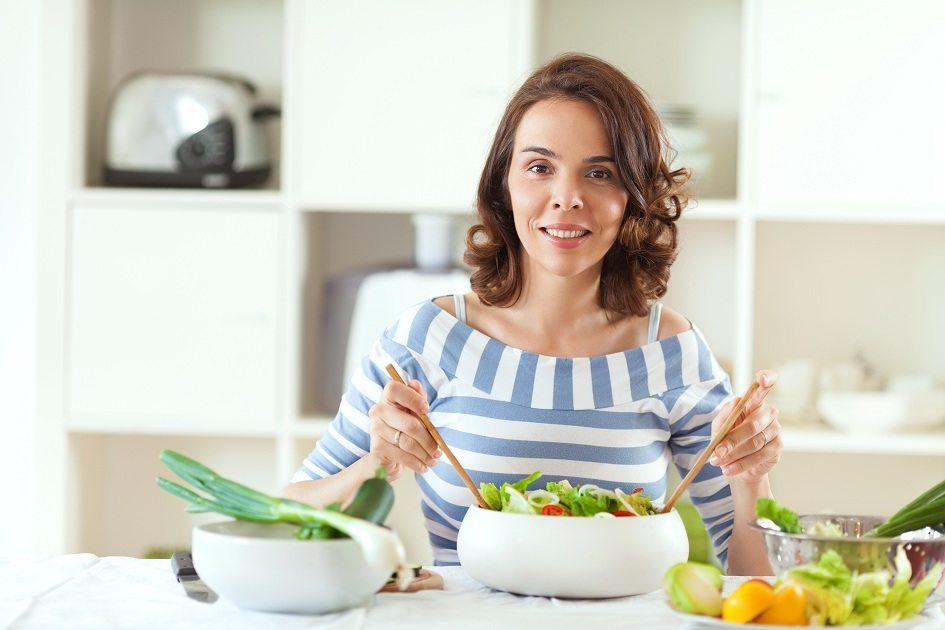Saladas com molhos saudáveis: aposte nessas receitas saborosas! 