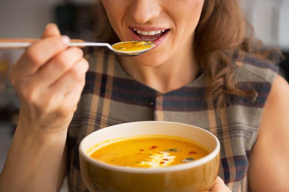Consumir sopas no jantar é uma ótima opção para matar a fome, garantir nutrientes e ainda apreciar uma refeição muito saborosa